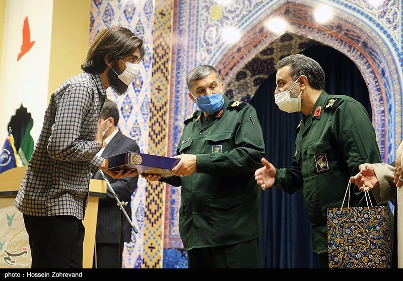 تقدیر از خانواده شهدای جهادگر در حرم رضوی