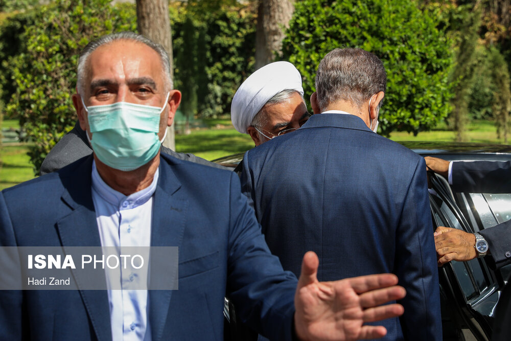 عکس/ درگوشی های روحانی با جهانگیری در حیاط پاستور