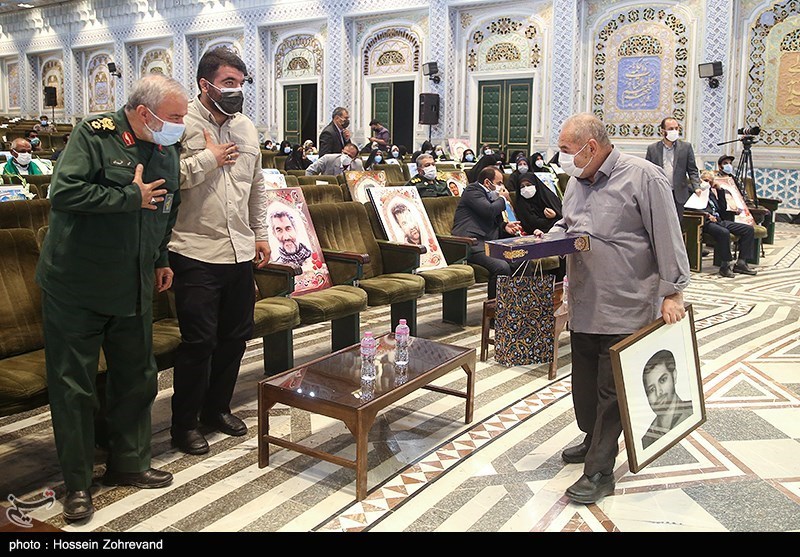تقدیر از خانواده شهدای جهادگر در حرم رضوی