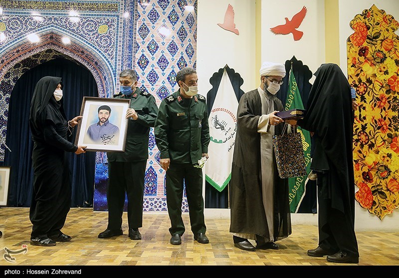 تقدیر از خانواده شهدای جهادگر در حرم رضوی