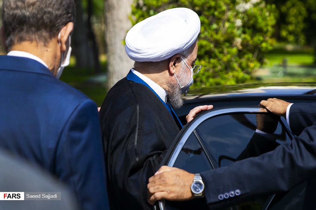 عکس/ درگوشی های روحانی با جهانگیری در حیاط پاستور