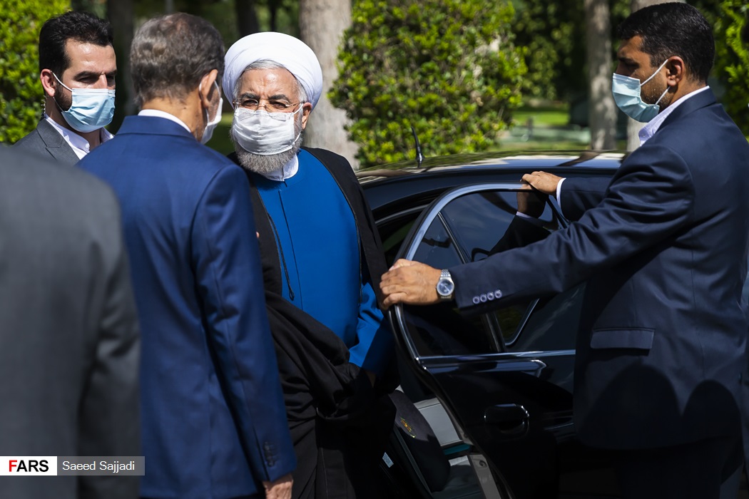 عکس/ درگوشی های روحانی با جهانگیری در حیاط پاستور