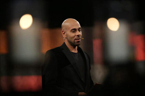 زنده یاد ارشا اقدسی در پشت صحنه برنامه عصر جدید