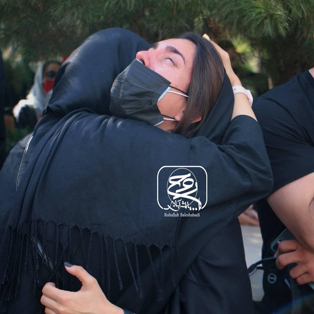 چهره‌ها/ حال پریشان مهنوش مرادی همکار ارشا اقدسی در مراسم خاکسپاری