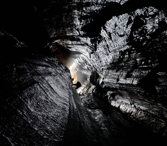"چاه غاری" شگفت‌انگیز در کرمانشاه که ۱۲۷ متر از "برج میلاد" بلندتر است