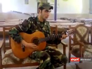 گیتارنوازی و آواز این سرباز خوش صدا را ببینید