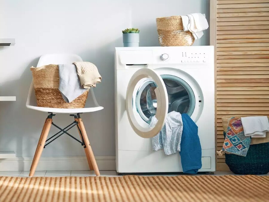 چگونه بوی رطوبت و نم‌زدگی را در لباس‌ها از بین ببریم؟