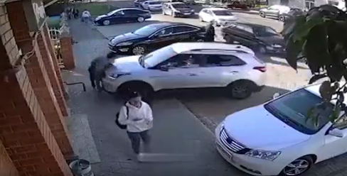 تصادف شدید خودرو با مادر و فرزند