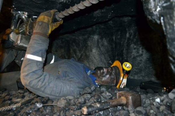 تکرار حوادث معادن زغال سنگ طبس؛ کشته و زخمی شدن ۲ معدنچی