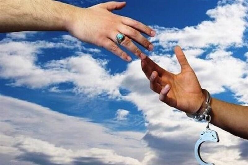 زمینه آزادی یک زندانی همدانی با کمک خانواده شهید فراهم شد