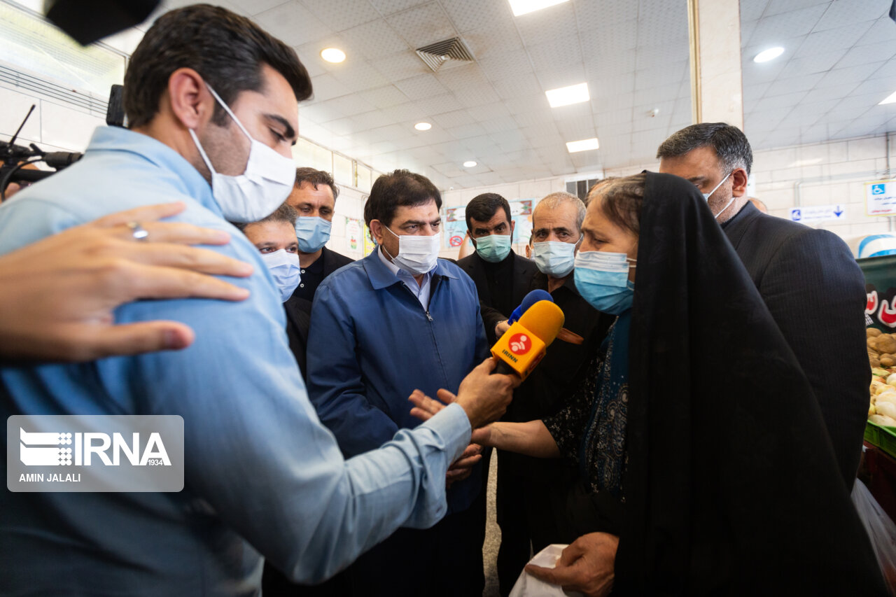 معاون اول رئیسی در میدان تره بار پای درد دل مردم 