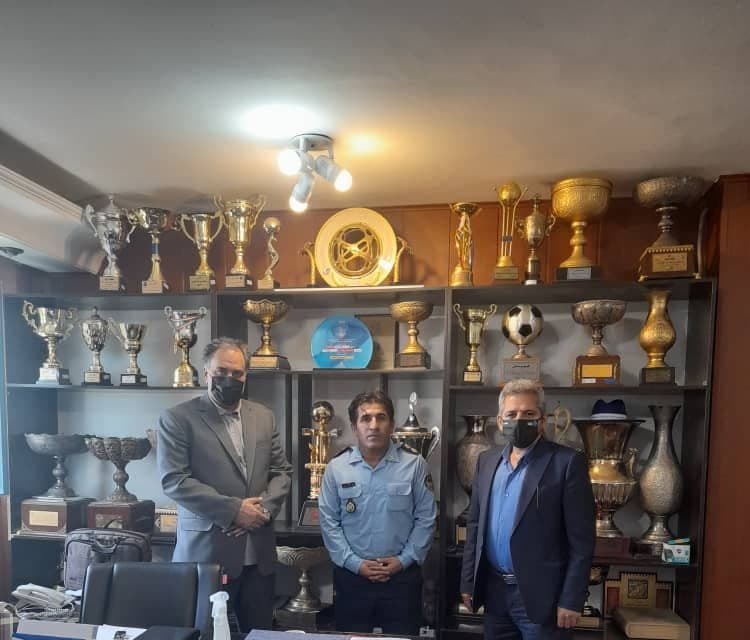 تقدیر باشگاه استقلال از فرمانده نیروی هوایی ارتش در مراسم رونمایی از کتاب "عقاب عشق ماندگار"