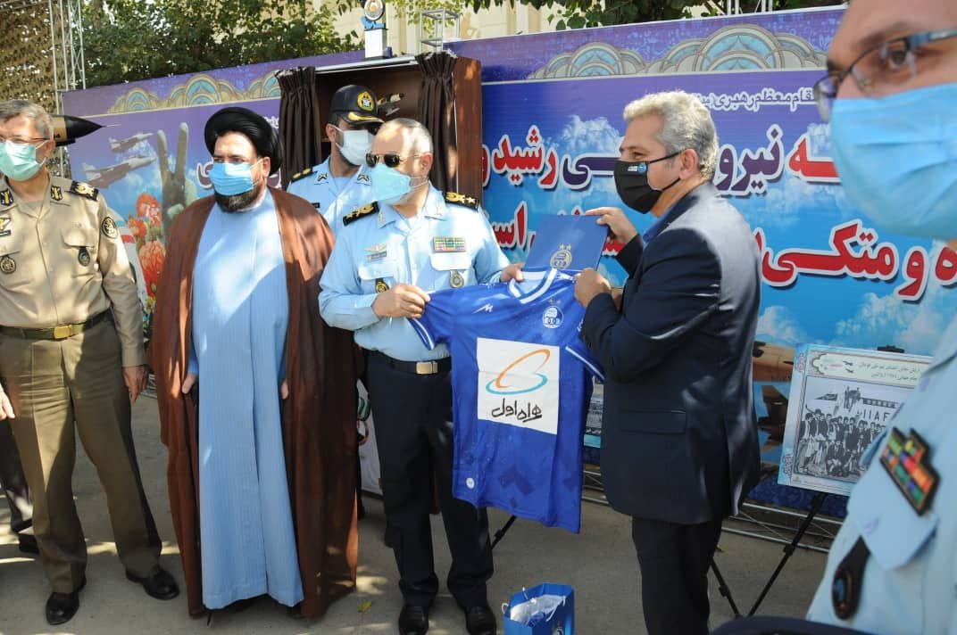تقدیر باشگاه استقلال از فرمانده نیروی هوایی ارتش در مراسم رونمایی از کتاب "عقاب عشق ماندگار"
