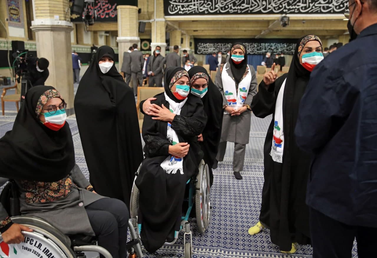 تصویری از 2 بانوی ورزشکار در حاشیه دیدار با رهبر معظم انقلاب