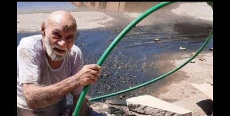 عکس/ غیرت ابوفاطمه ۹۰ساله برای رفع مشکل فاضلاب