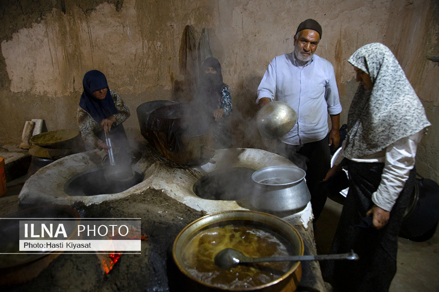 عکس/ تولید سنتی شیره انگور در روستای «بهارستان» سبزوار