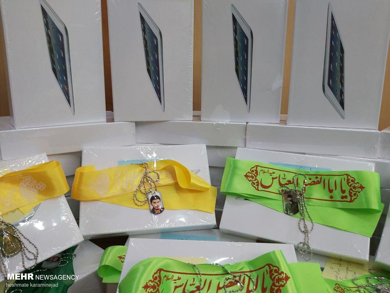 اهدای تبلت به دانش آموزان نیازمند ایلامی