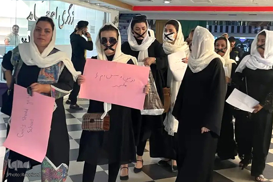 عکس/ تظاهرات زنان افغان در اعتراض به سلب حق تحصیل و اشتغال