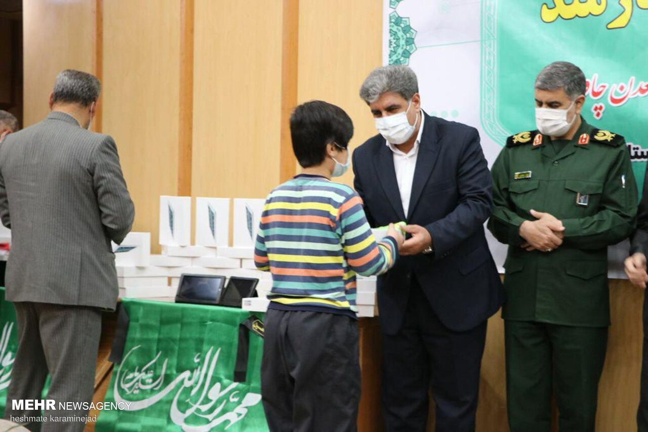 اهدای تبلت به دانش آموزان نیازمند ایلامی