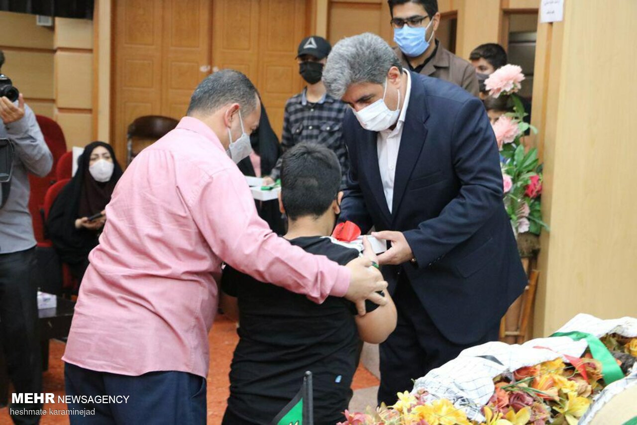 اهدای تبلت به دانش آموزان نیازمند ایلامی