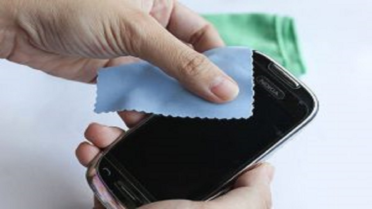 گلس گوشی خود را با این ترفند تمیز کنید