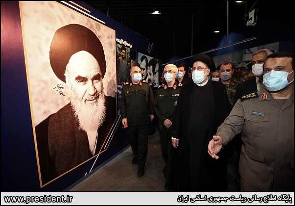 عکس/ رئیس جمهور در نمایشگاه ملی «در لباس سربازی»
