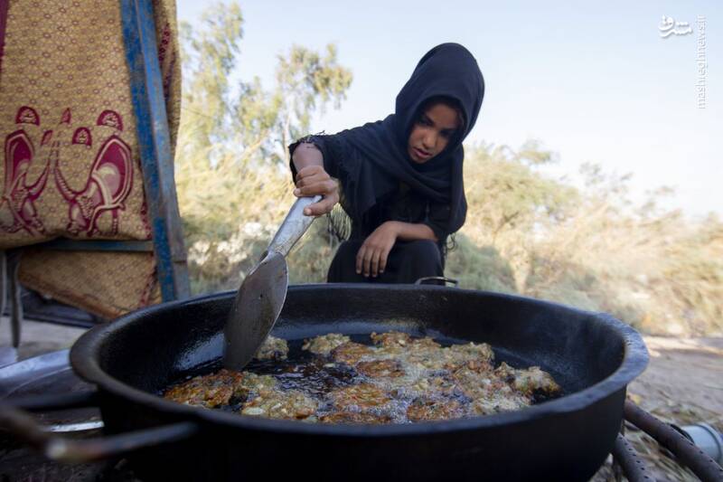 عکس/ پذیرایی کودکان عراقی از زائران اربعین در مسیر کربلا