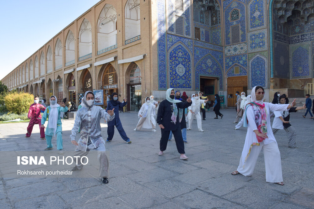 عکس/ اجرای حرکات تایچی توسط بانوان در میدان نقش جهان