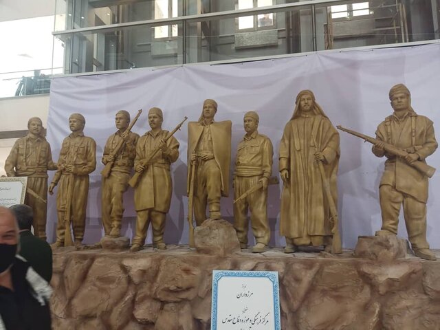 عکس/ رونمایی از تندیس مرزداران توسط رئیس جمهور
