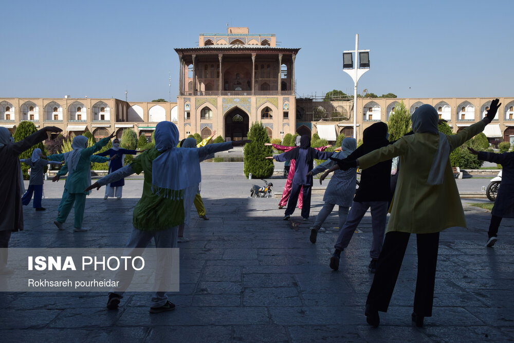 عکس/ اجرای حرکات تایچی توسط بانوان در میدان نقش جهان