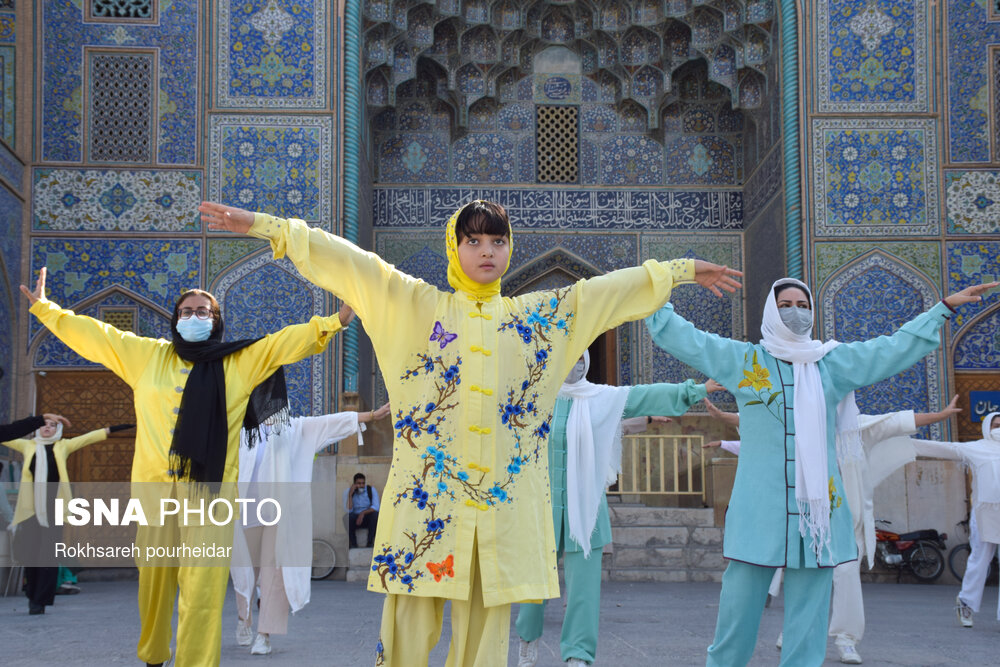 عکس/ اجرای حرکات تایچی توسط بانوان در میدان نقش جهان