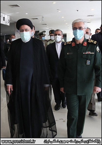 عکس/ رئیس جمهور در نمایشگاه ملی «در لباس سربازی»