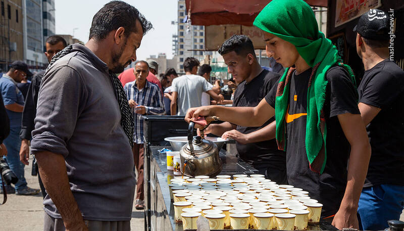 عکس/ پذیرایی کودکان عراقی از زائران اربعین در مسیر کربلا