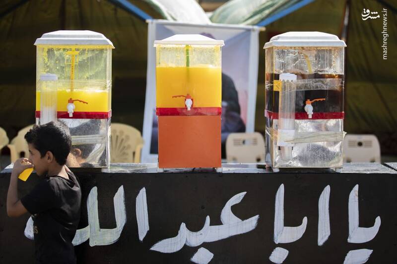 عکس/ پذیرایی کودکان عراقی از زائران اربعین در مسیر کربلا
