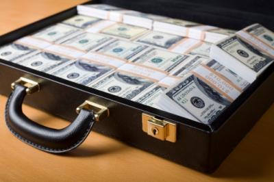 برانگیختن حس طمع اهالی خراسان با یک چمدان پول