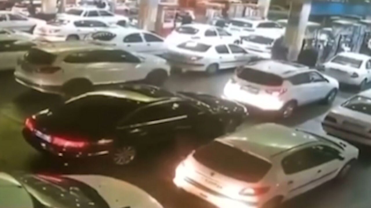 لحظه قاپیدن گوشی همراه در پمپ بنزین