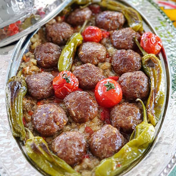 طرز تهیه کوفته گوشت ترکیه ای با سس فلفل و بادمجان