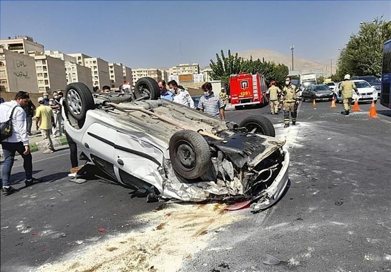 واژگونی پژو ۲۰۶ پس از تصادف شدید با ۳ خودرو