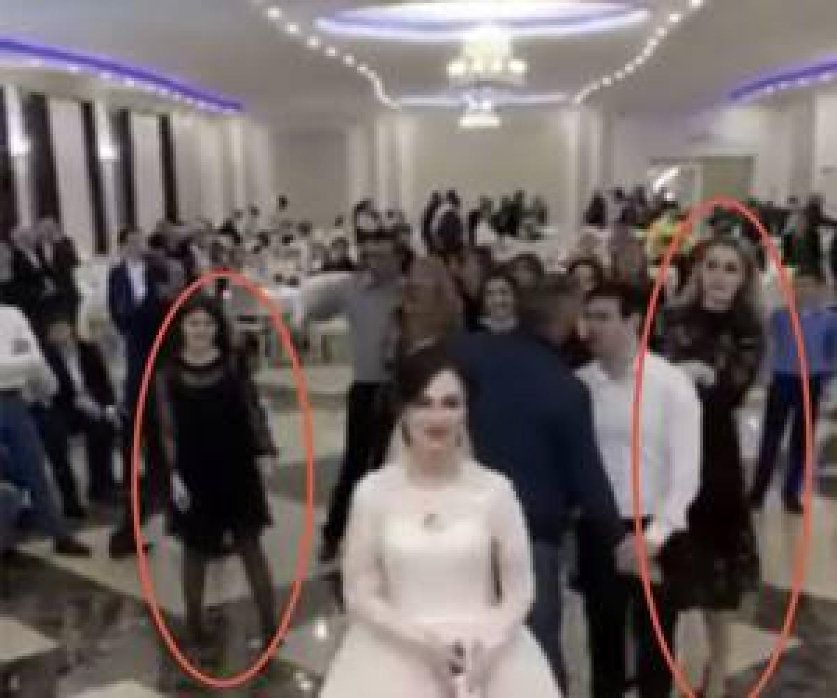 درگیری شدید 2 دختر جوان وسط مراسم عروسی!
