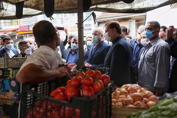 عکس/ گفتگوی قالیباف با بازاریان در بازار صومعه سرا 