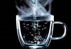 نوشیدن آب گرم ناشتا معجزه می‌کند