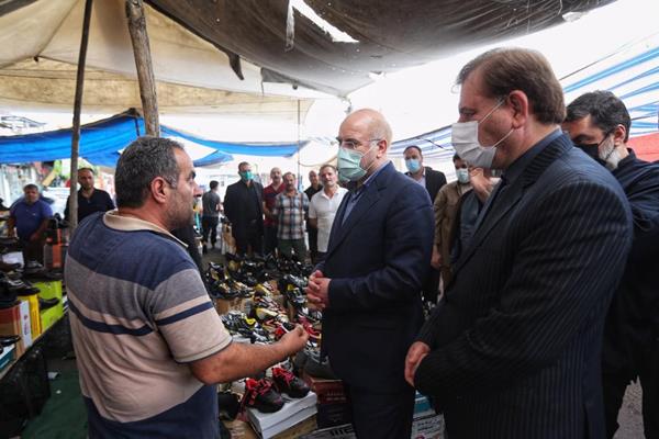 عکس/ گفتگوی قالیباف با بازاریان در بازار صومعه سرا 