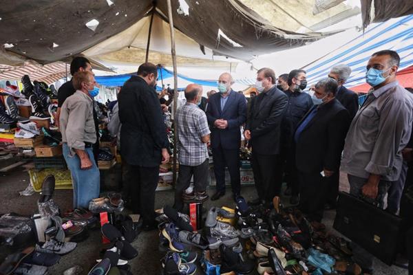 عکس/ گفتگوی قالیباف با بازاریان در بازار صومعه سرا 