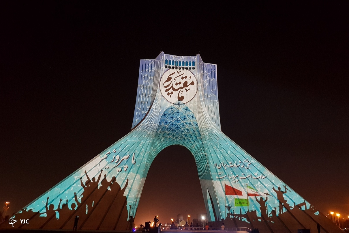 عکس/ نورپردازی سه بعدی هفته دفاع مقدس بر روی برج آزادی