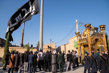 اهتزاز پرچم متبرک به نام امام حسین(ع) در بین الحرمین شیراز
