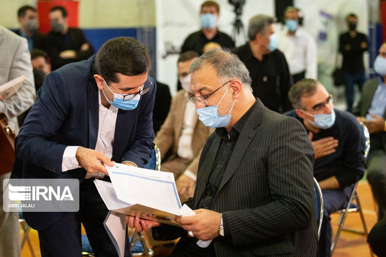 عکس/ تزریق واکسن کرونا توسط دکتر زاکانی