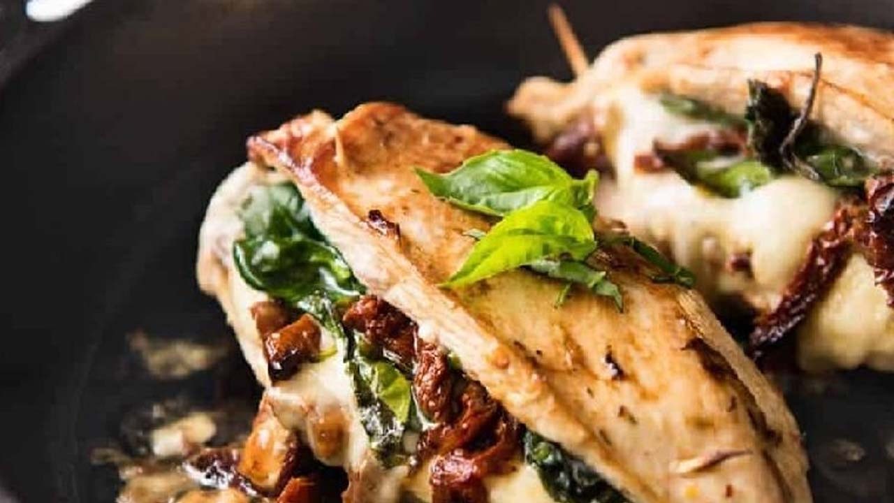 خوراک مرغ شکم پر با اسفناج و پنیر