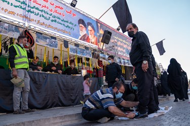 اهتزاز پرچم متبرک به نام امام حسین(ع) در بین الحرمین شیراز