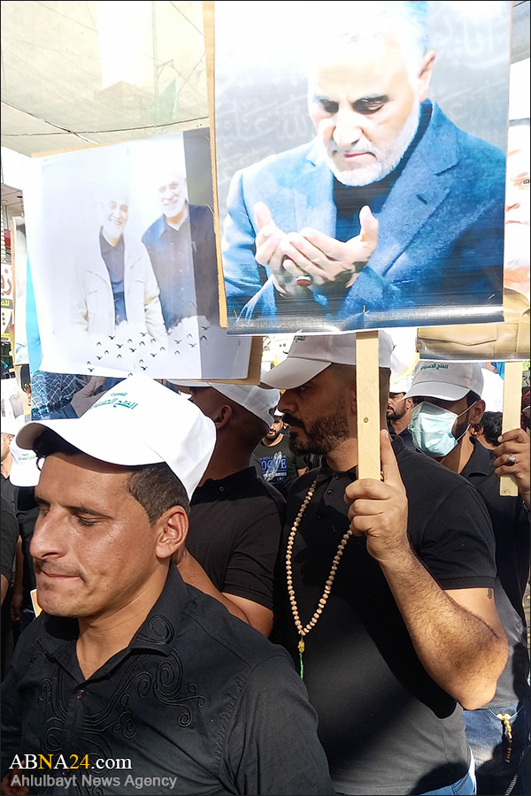 تصاویری از شهیدان سردار سلیمانی و ابومهدی المهندس در دست زائرین اربعین