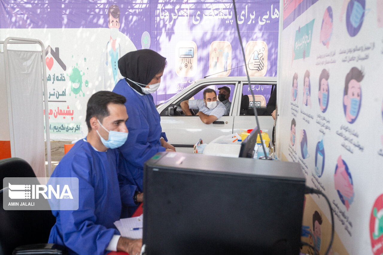 عکس/ تزریق واکسن کرونا توسط دکتر زاکانی